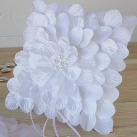 Cuscino Fedi Nuziali e Petali Bianchi